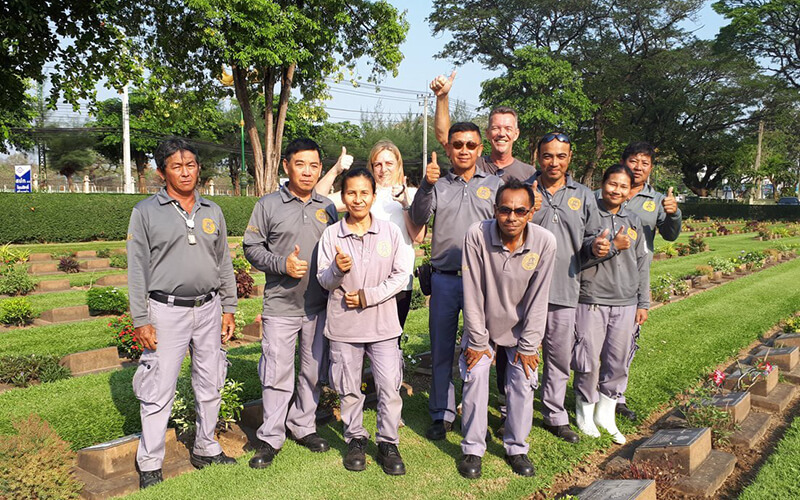 2019 02 01 Thailand Kanchanaburi War Cemetery Gardeners