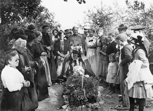 French civilians gather around the grave of a soldier of the Seaforth Highlanders, killed in action at La Ferte-sous-Jouarre,  28 September 1914.