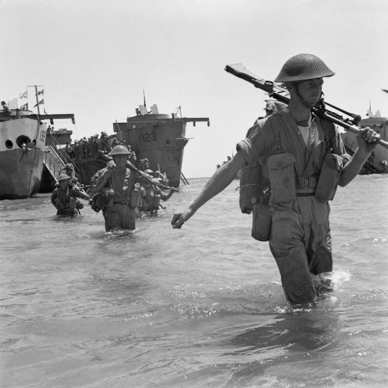 British Troops Wade Ashore During The Invasion Of Sicily, 10 July 1943. NA4275