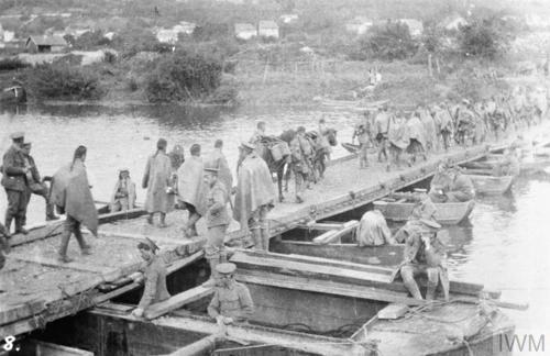 British troops advance during the First Battle of the Marne.