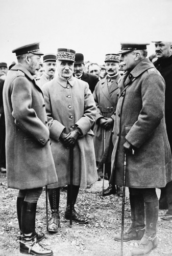The King meets with Ferdinand Foch at Notre-Damme-de-Lorette War Cemetery.