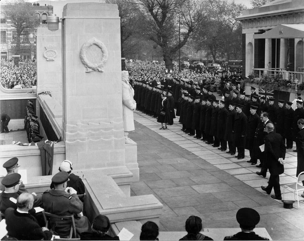 Black and white photo showing Queen Elizabeth II at the 1955 unveiling of the Tower Hill 1939-1945 extension.